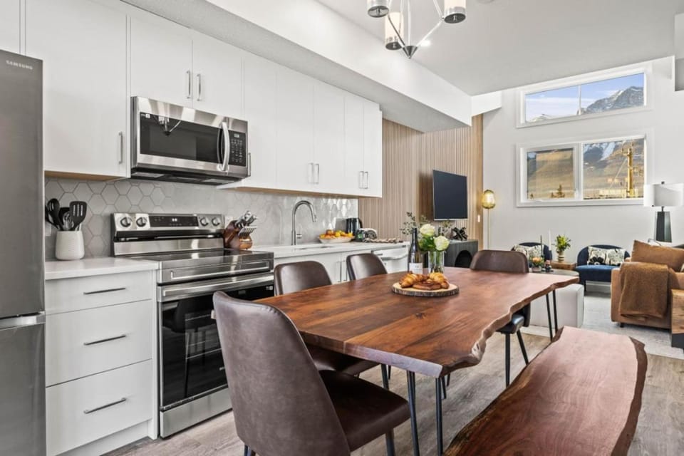 Cozy 3BR Mountainside Haven Near Banff House in Canmore