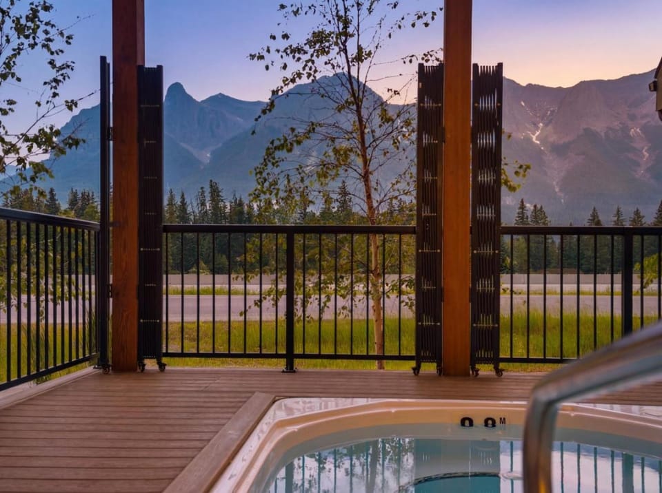 Scenic 3BR Townhouse with Mountain Views Near Banff House in Canmore