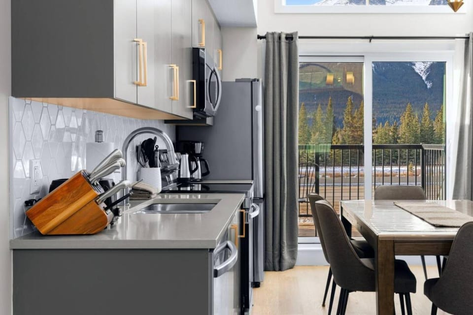 Scenic 3BR Townhouse with Mountain Views Near Banff House in Canmore