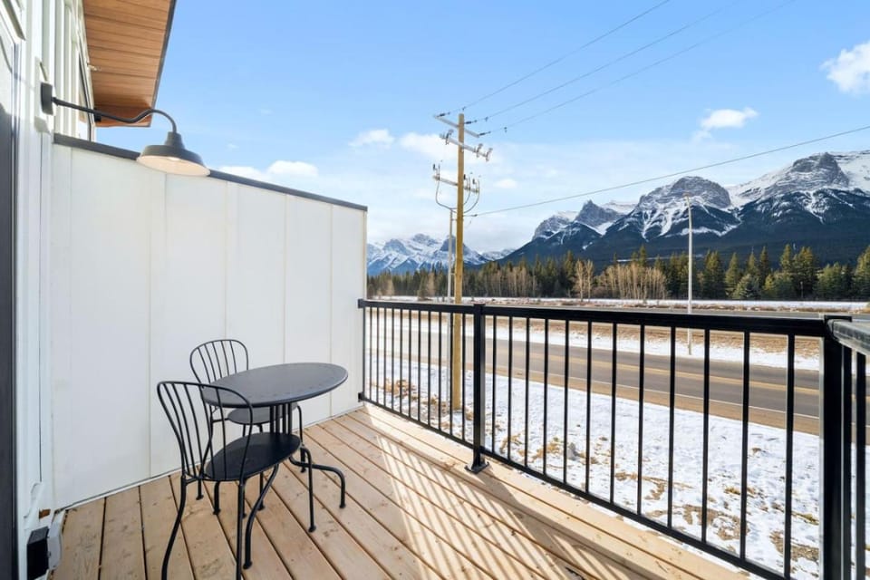 Scenic 3BR Townhouse with Mountain Views Near Banff House in Canmore