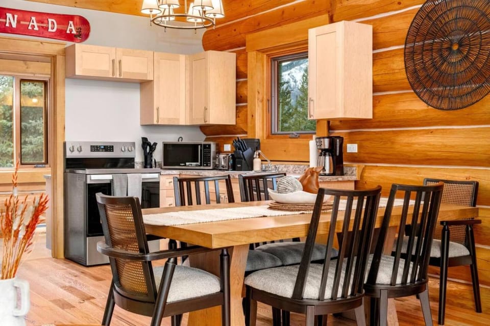 Seating area, kitchen