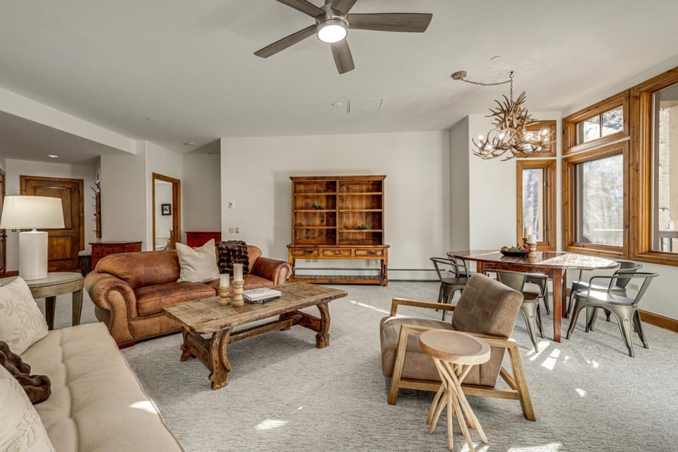 Ski-In/Ski-Out! Large Arrowhead Condo w/ Balcony House in Edwards