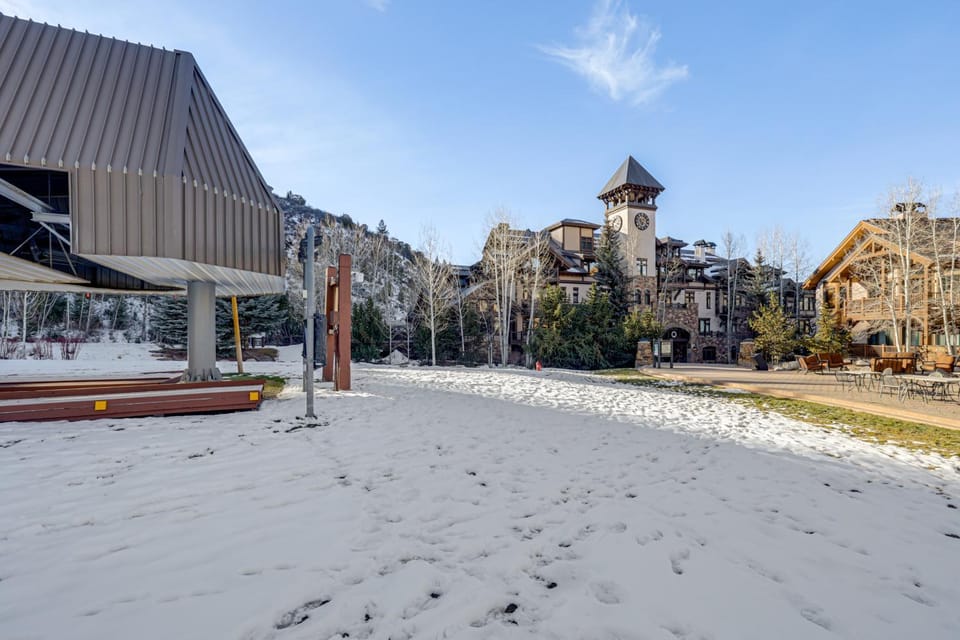 Ski-In/Ski-Out! Large Arrowhead Condo w/ Balcony House in Edwards