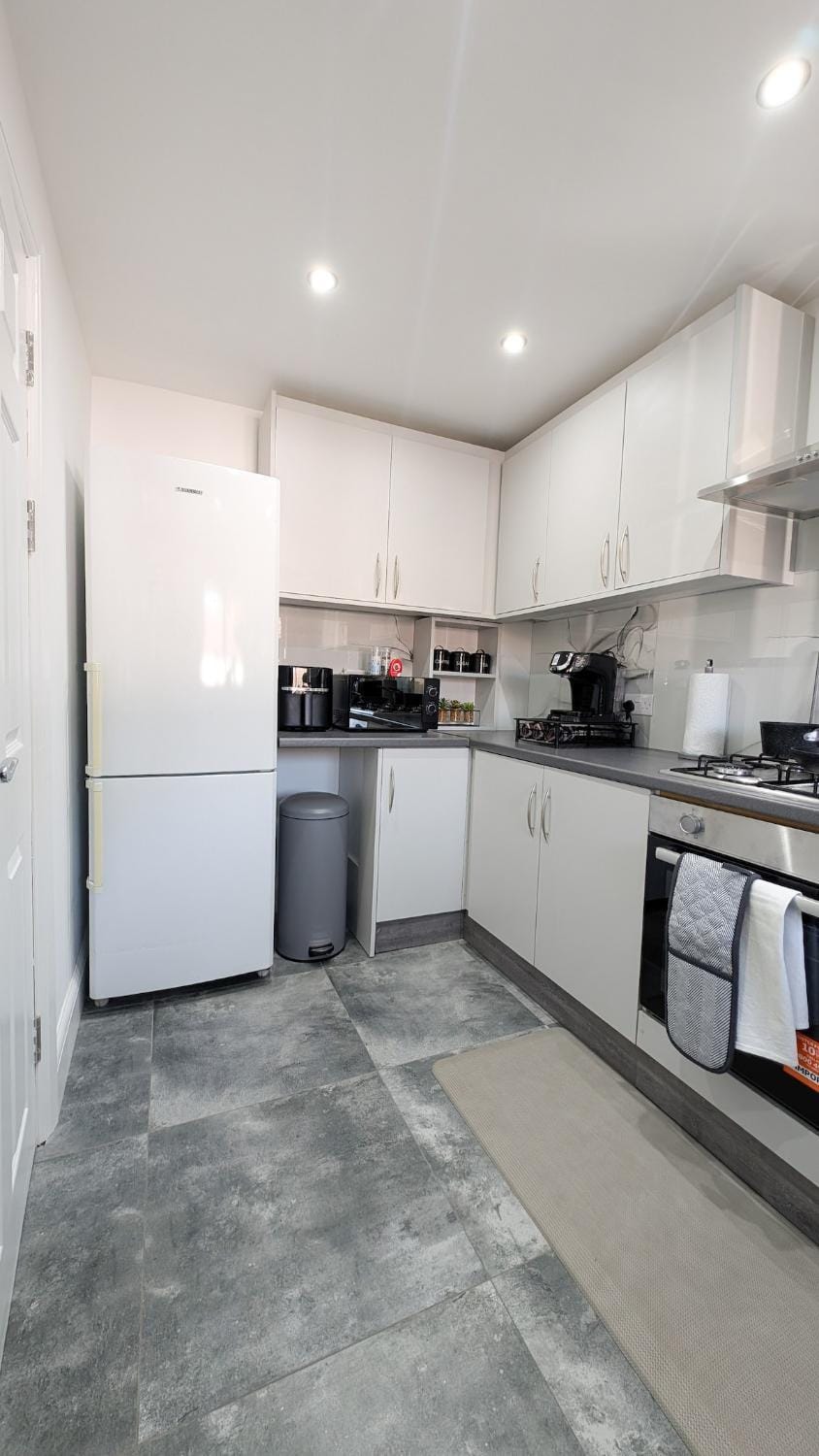 Tranquil Garden Haven, Comfy Family & Contractor Pad House in Slough