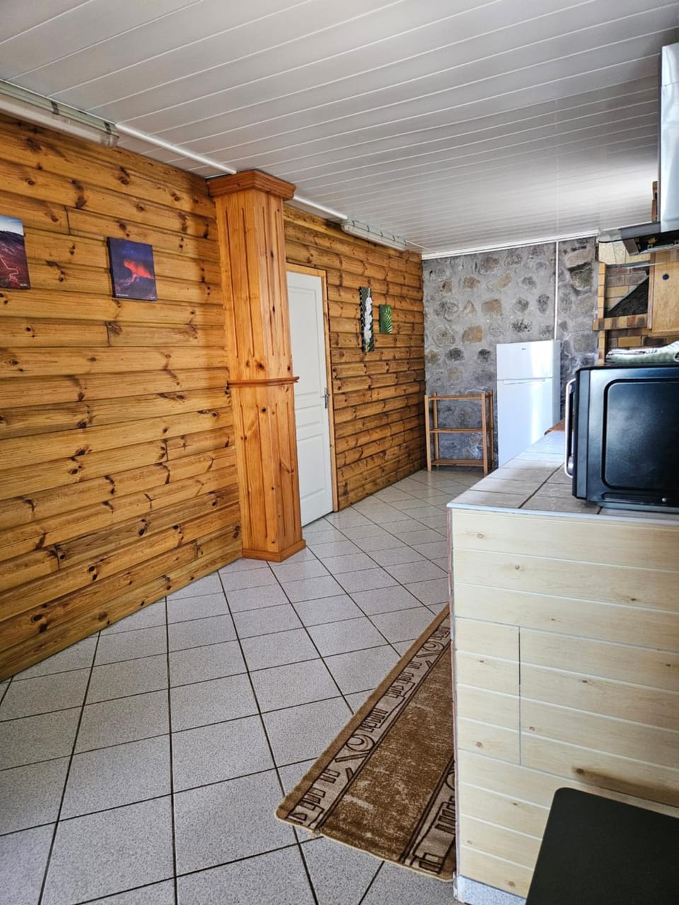 Kitchen or kitchenette, oven