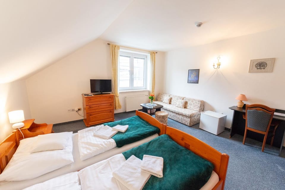Bed, TV and multimedia, Photo of the whole room, Seating area, Bedroom, towels