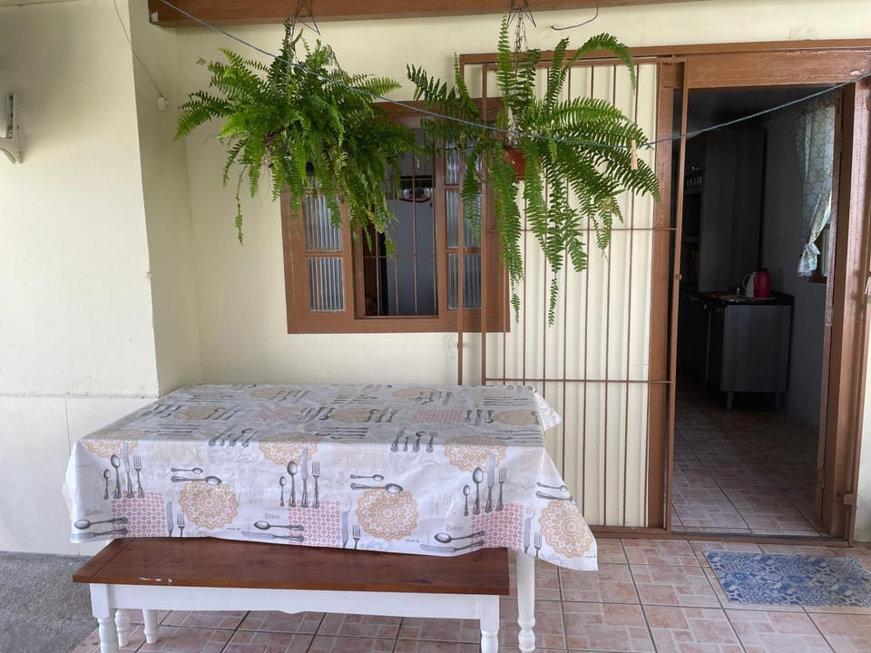 Casa da Dona Edi 200 m da Praia Ar-Condicionado WiFi Até 8 Pessoas House in Florianopolis