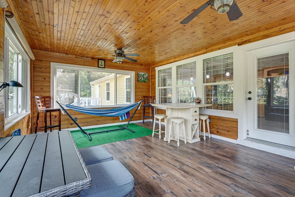 Weeki Wachee Family Getaway: Canal-Front Home House in Florida