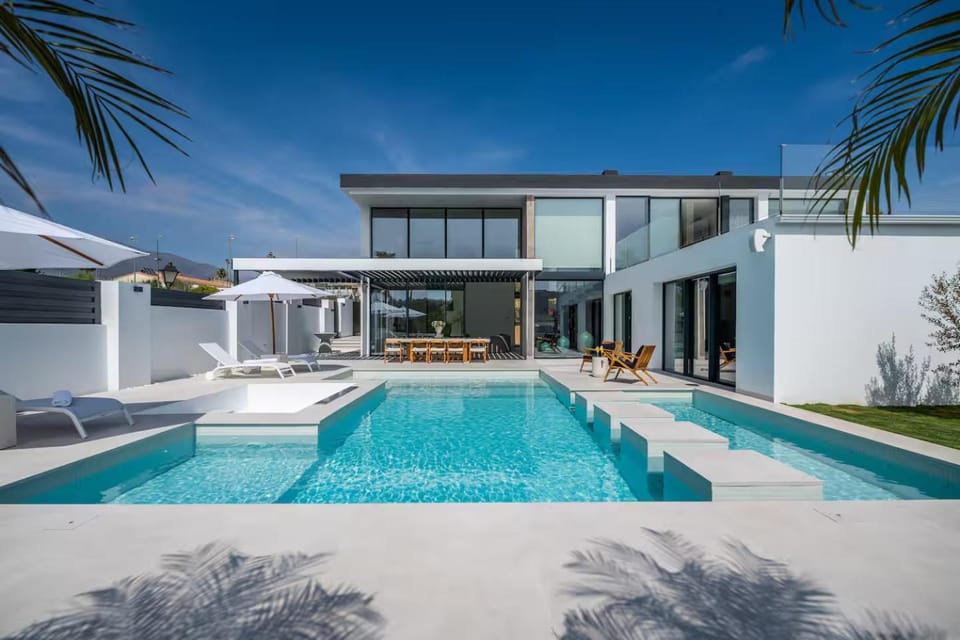 Property building, Patio, Off site, Day, Garden, Swimming pool, Swimming pool, sunbed
