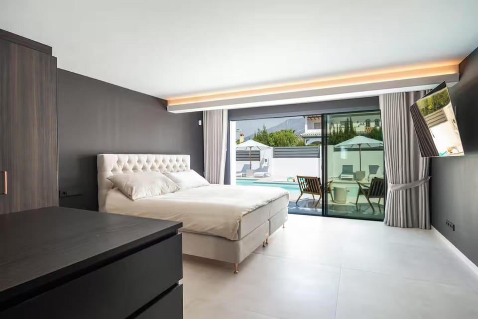 TV and multimedia, Photo of the whole room, Bedroom