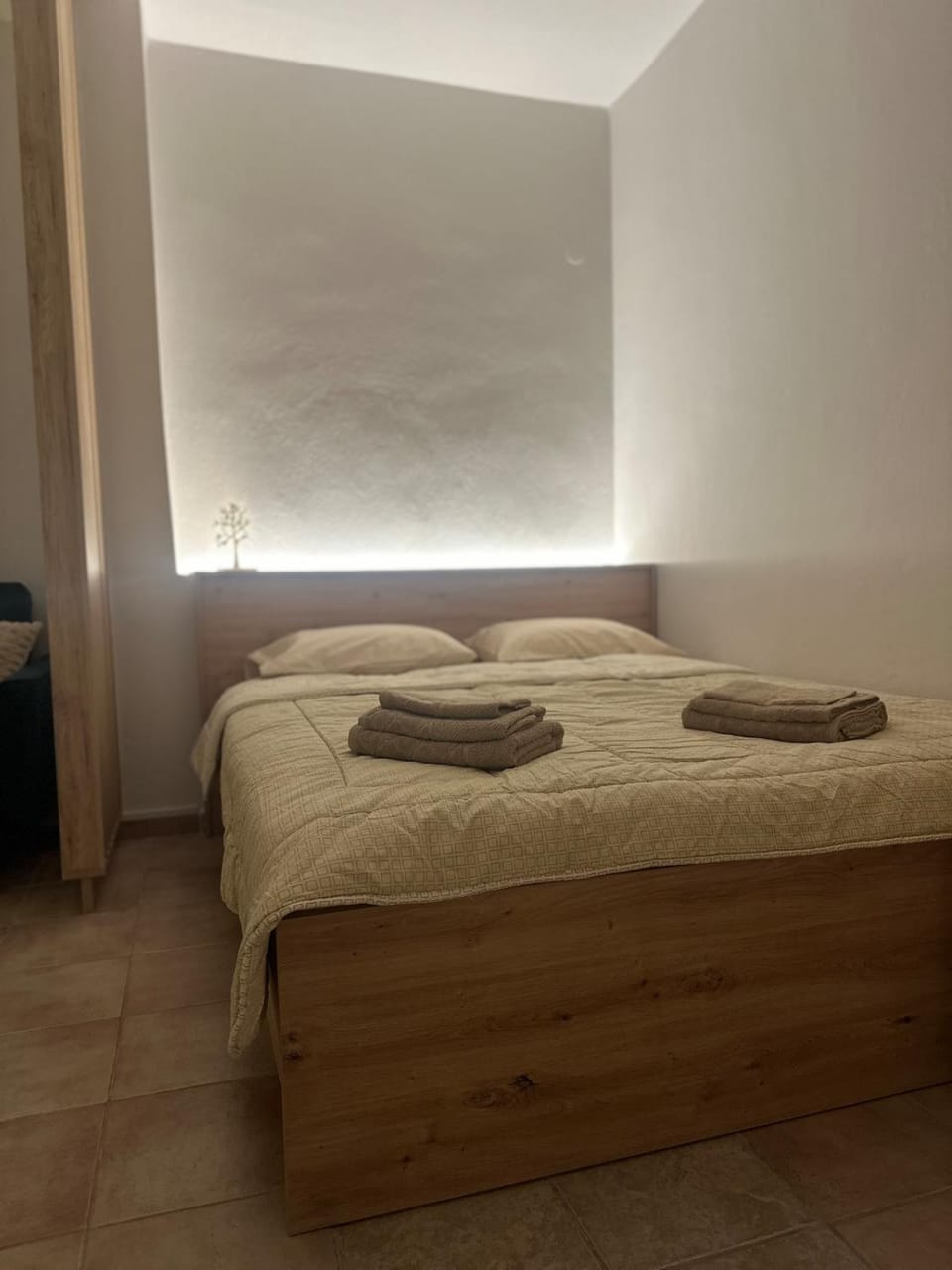 Bed, Bedroom, towels