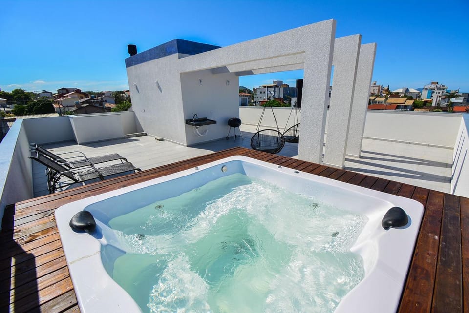 Hot Tub, Seating area