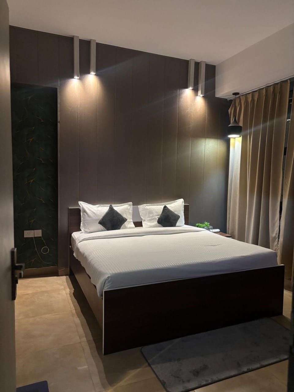 Cozy yard Modern Minimal Studio, Spectrum Mall Apartment in Noida
