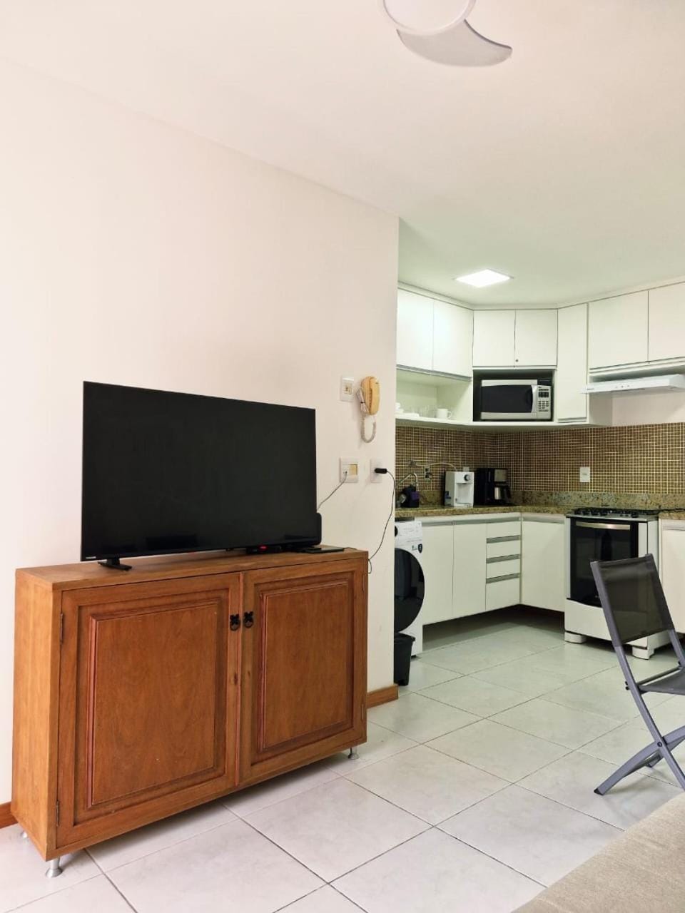 Kitchen or kitchenette, Seating area, stove
