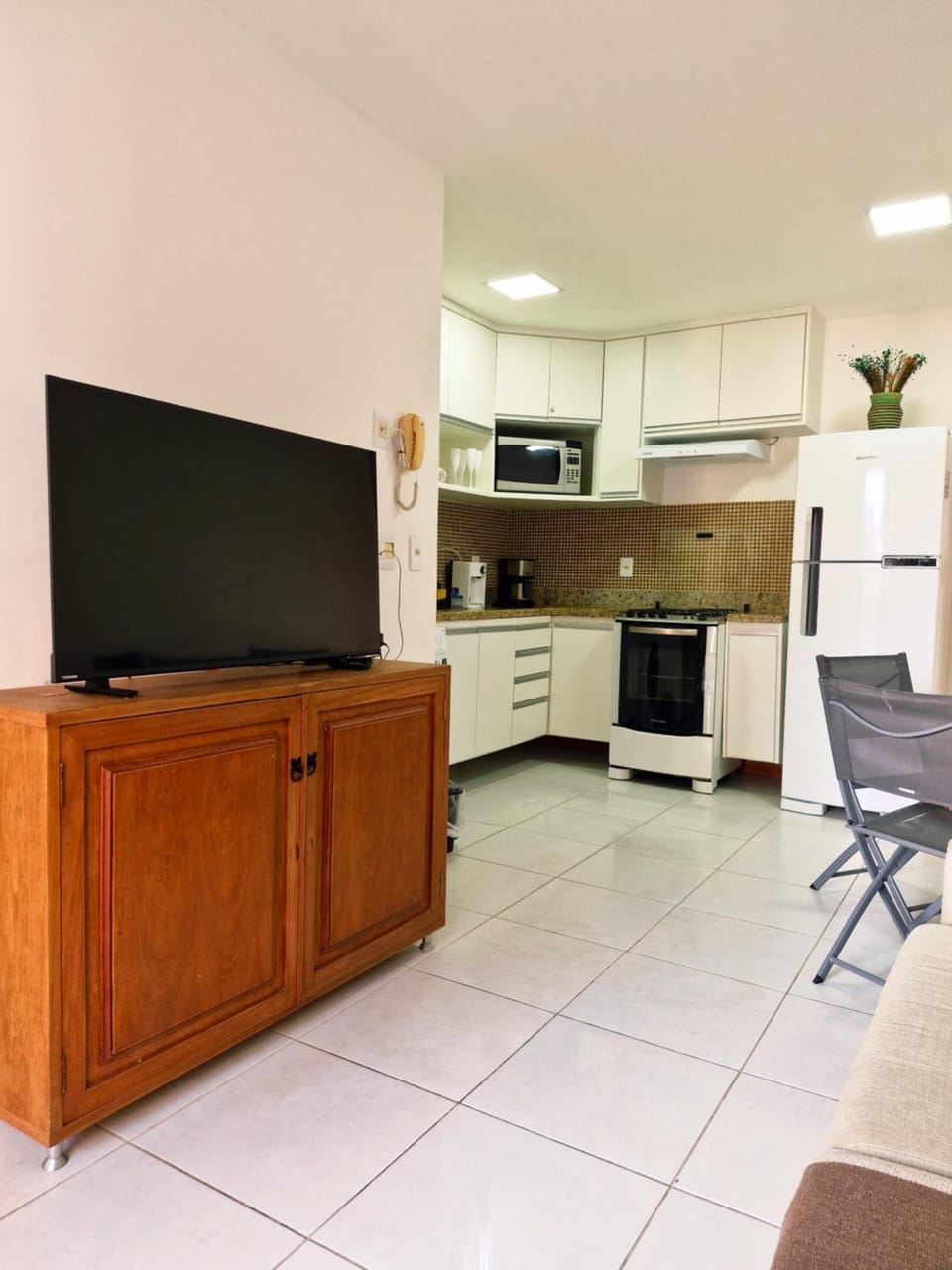 Communal lounge/ TV room, TV and multimedia, Kitchen or kitchenette, Living room, Seating area, Dining area, microwave, minibar, stove