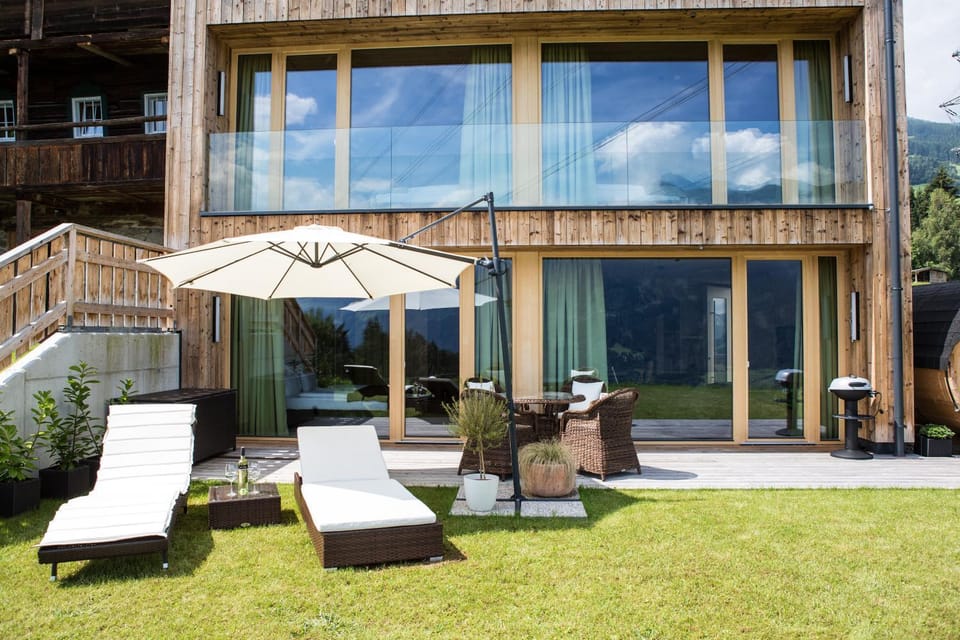 Property building, Day, Summer, Balcony/Terrace