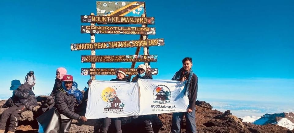 Nearby landmark, Day, People, Property logo or sign, Natural landscape, Logo/Certificate/Sign, Mountain view, group of guests, Certificate/Award