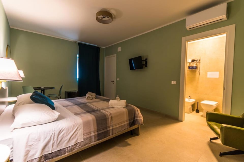 Bed, TV and multimedia, Photo of the whole room, Bedroom, towels