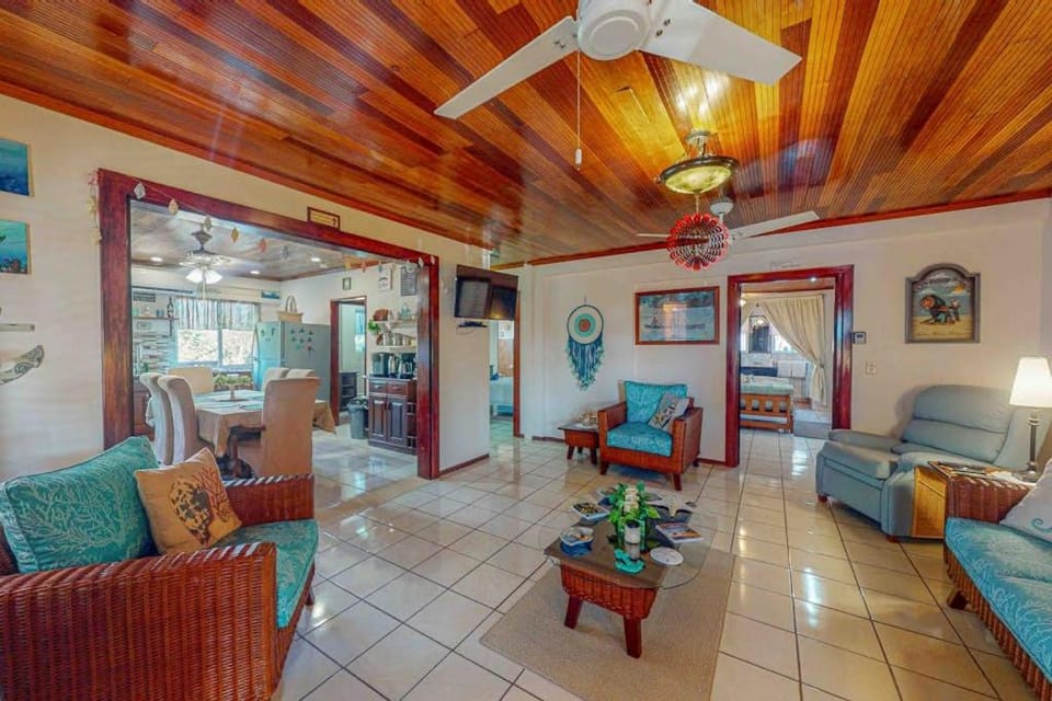 BESP-MB25f Hummingbird Apartment in San Pedro