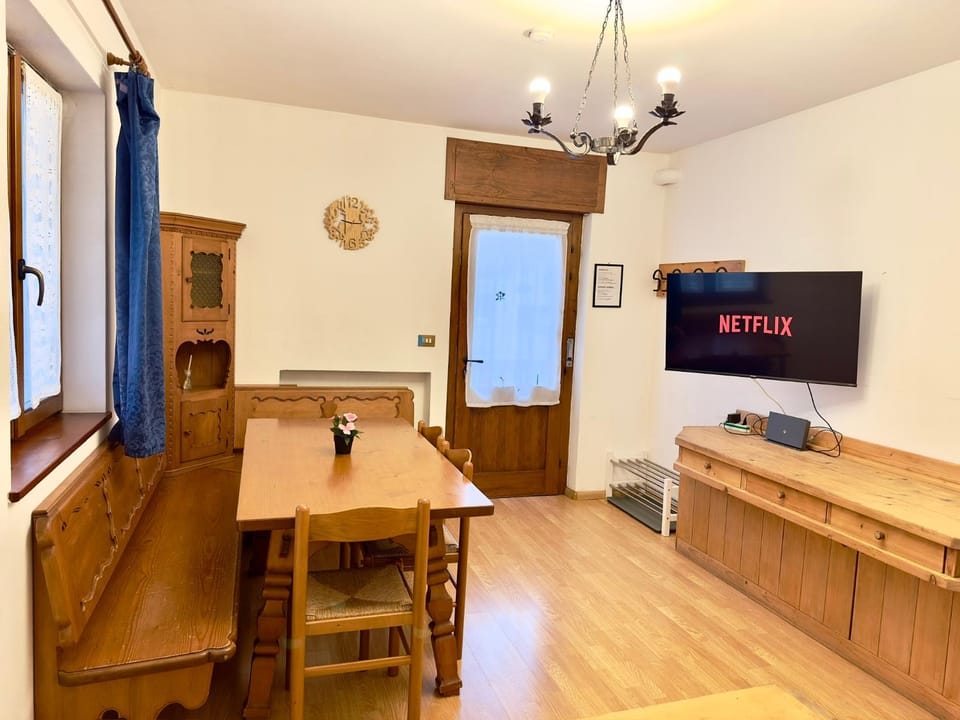 Communal lounge/ TV room, TV and multimedia, Dining area, Evening entertainment