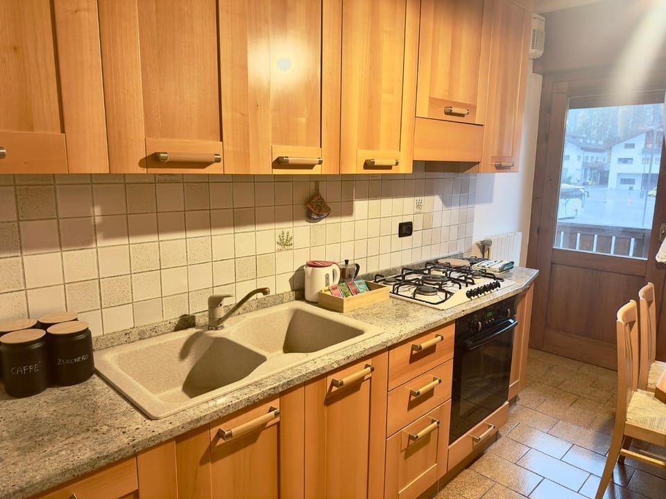 Coffee/tea facilities, Kitchen or kitchenette, dishwasher, stove