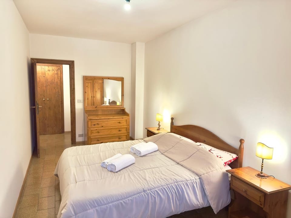 Bed, Photo of the whole room, Bedroom, towels, wardrobe