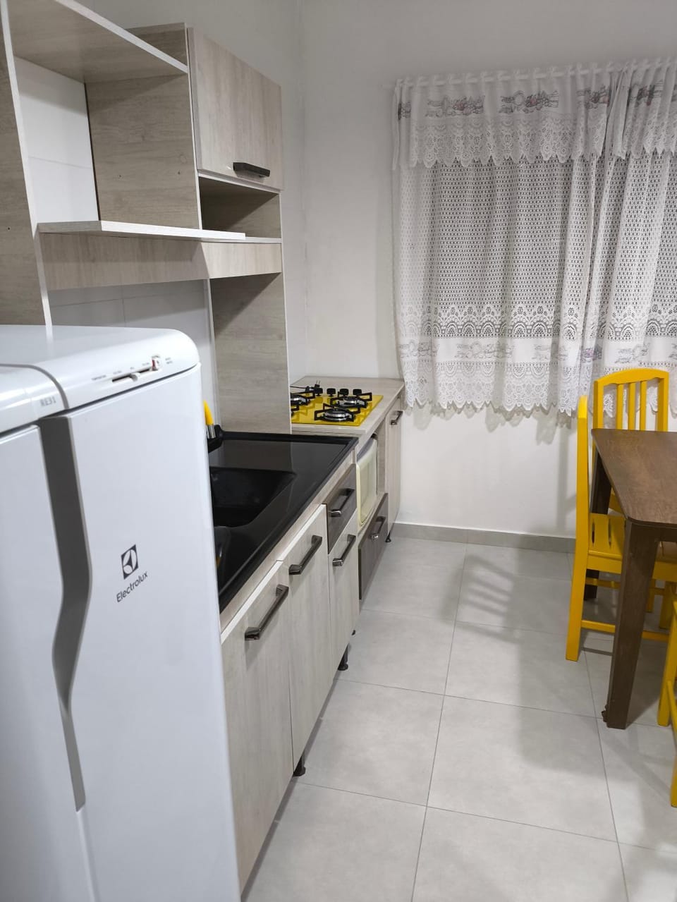 Kitchen or kitchenette, minibar, oven, stove