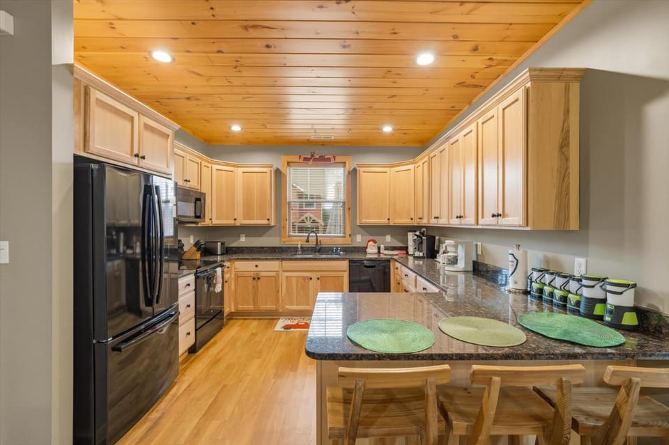 Blue Bird Hideaway Find Your Happy Place Chalet in Gatlinburg
