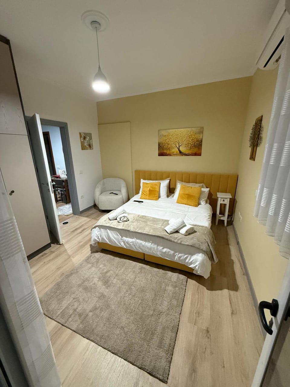 Bed, TV and multimedia, Bedroom