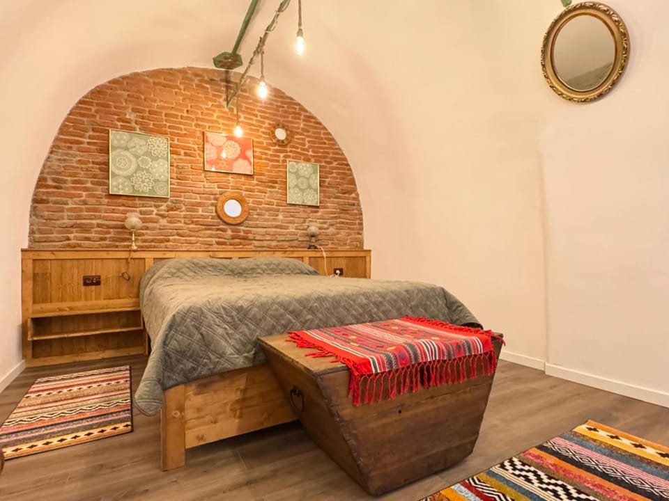 Bed, Seating area, Bedroom