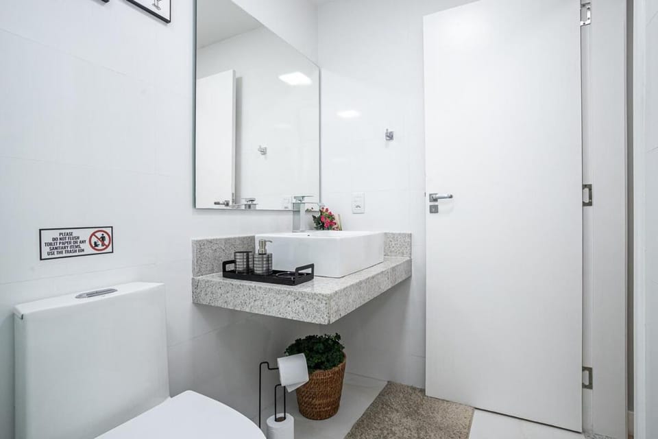 Apartamento reformado em Copacabana, em residencial com serviços, 250m do metrô e a 400m da praia! Apartment in Rio de Janeiro