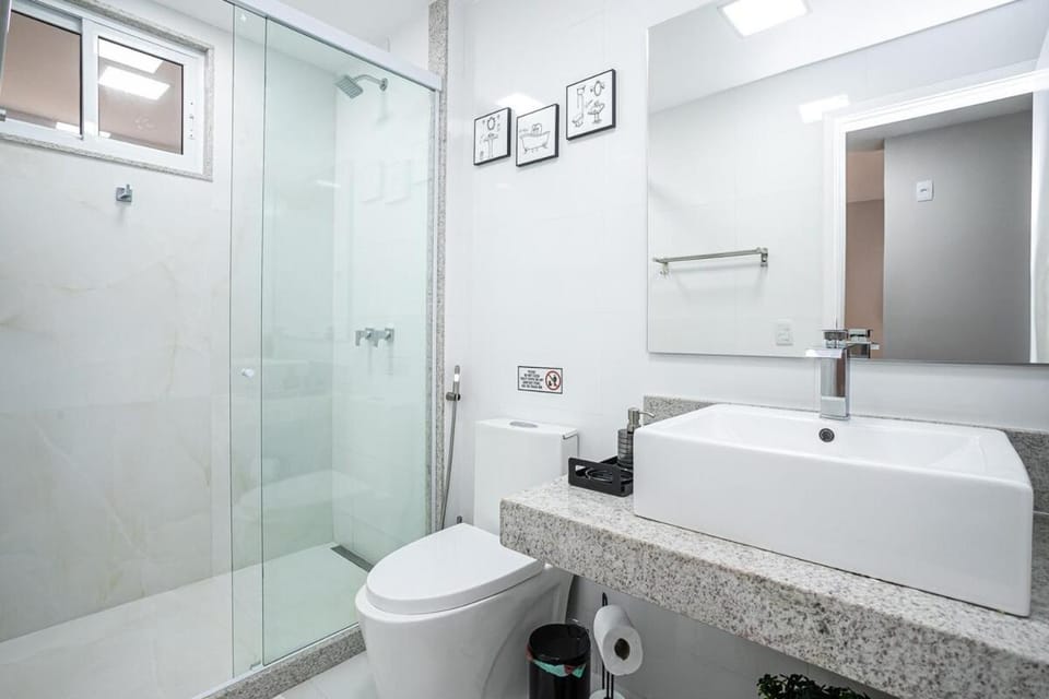 Apartamento reformado em Copacabana, em residencial com serviços, 250m do metrô e a 400m da praia! Apartment in Rio de Janeiro
