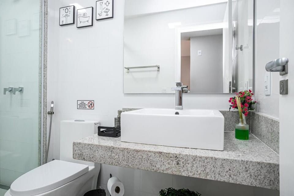 Apartamento reformado em Copacabana, em residencial com serviços, 250m do metrô e a 400m da praia! Apartment in Rio de Janeiro