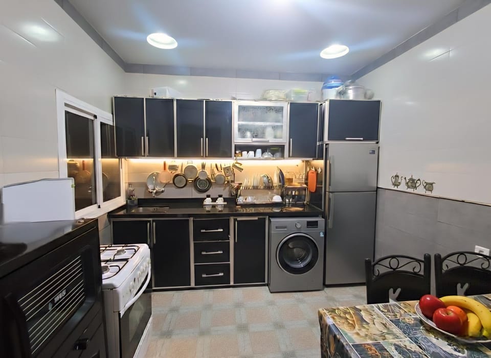Kitchen or kitchenette, oven, toaster, washing machine