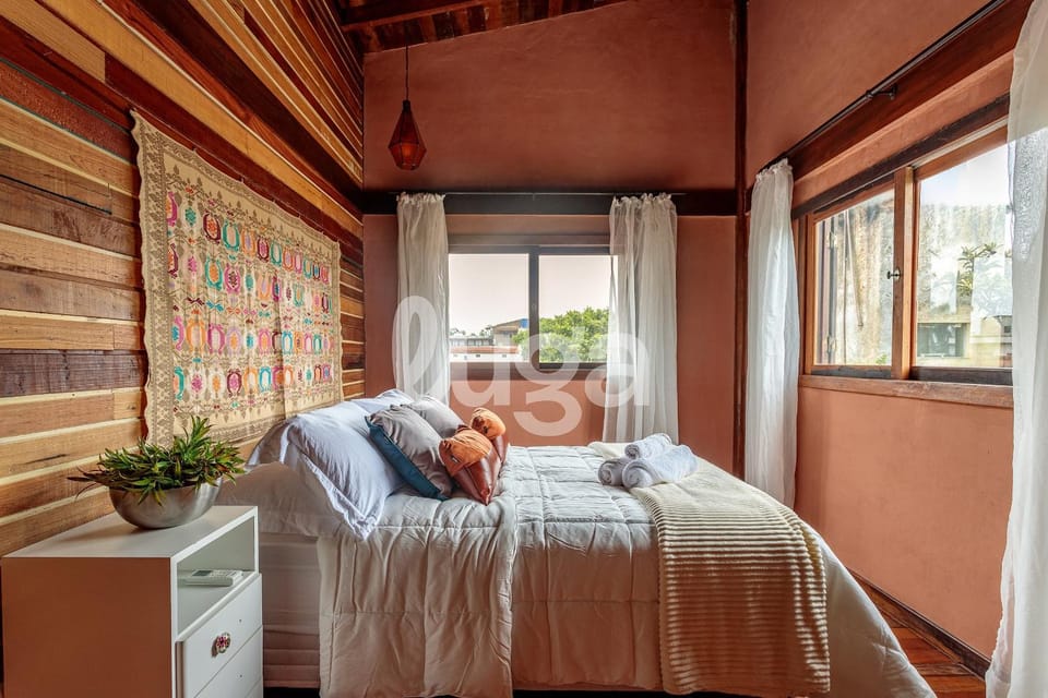 LUGA | Rustic House Near Praia do Rosa House in Imbituba