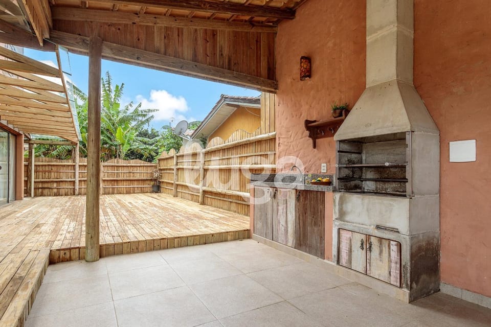 LUGA | Rustic House Near Praia do Rosa House in Imbituba