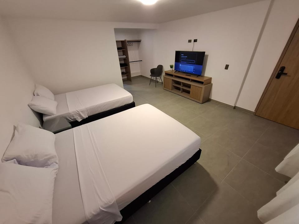 Bed, TV and multimedia, Photo of the whole room