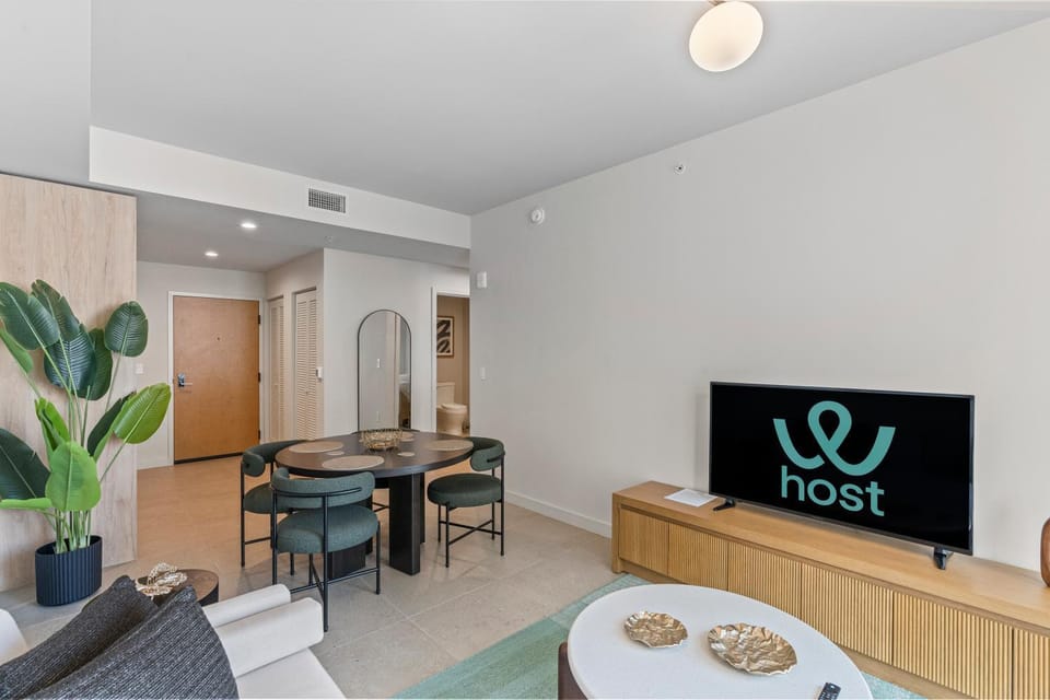TV and multimedia, Living room, Seating area, Dining area