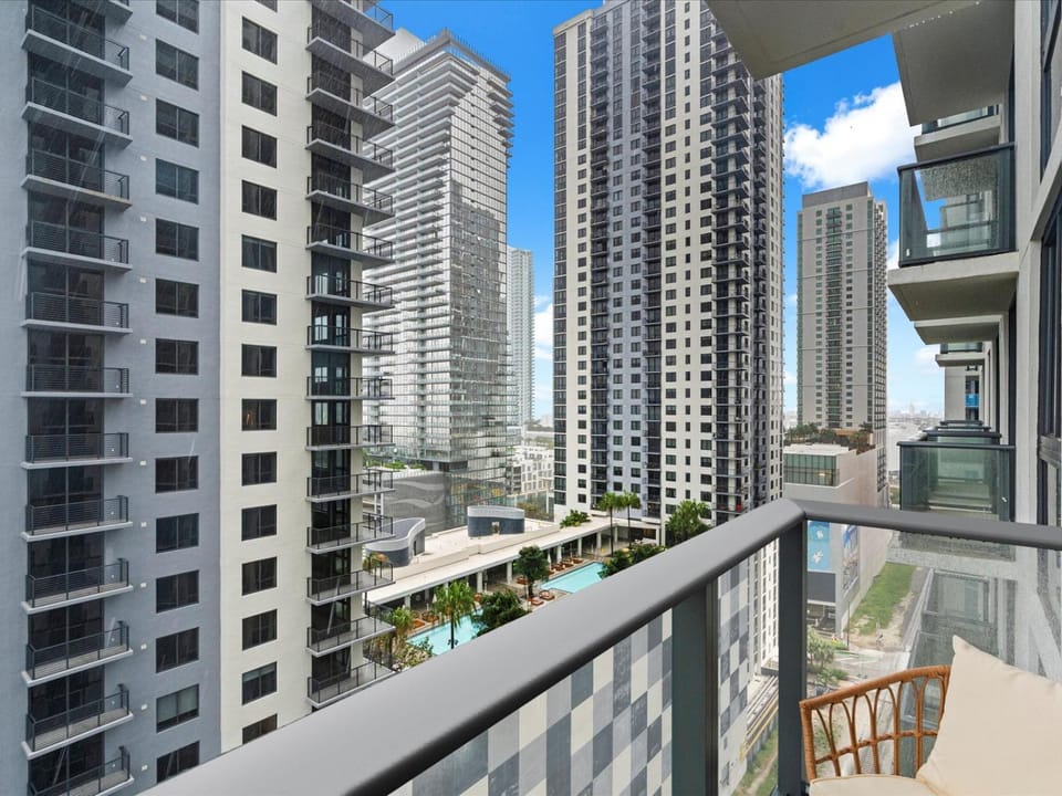View (from property/room), Balcony/Terrace, Seating area, City view