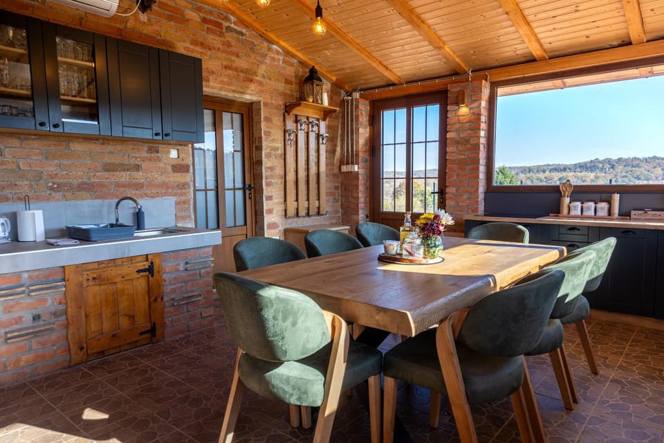 Kitchen or kitchenette, Seating area, Dining area, Mountain view, minibar, stove