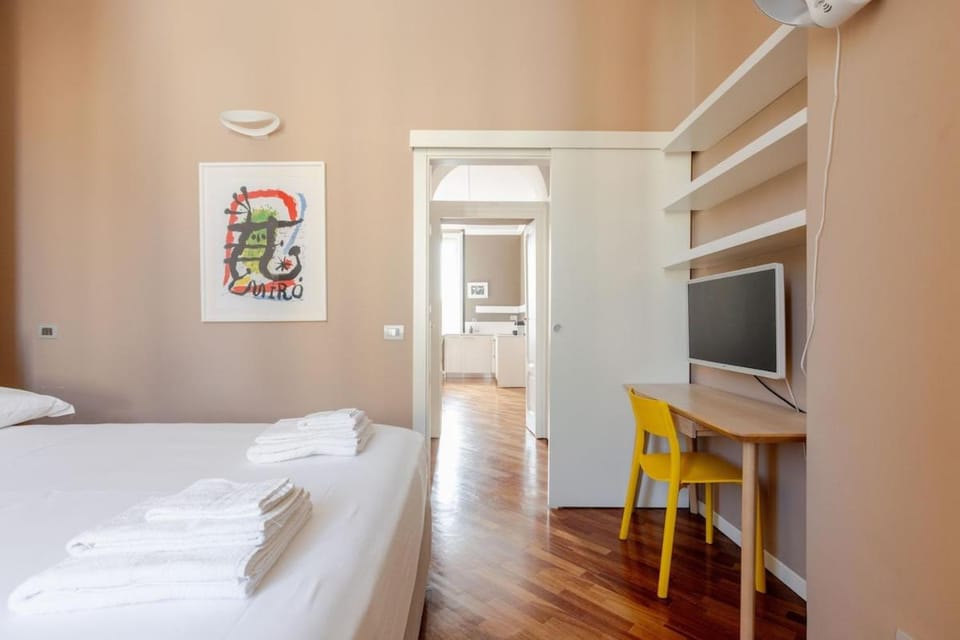 Bed, TV and multimedia, Photo of the whole room, Evening entertainment, Bedroom, towels
