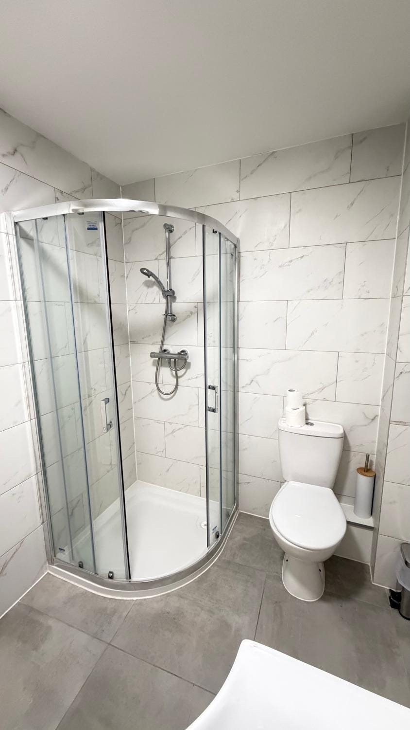 Shower, Toilet, towels