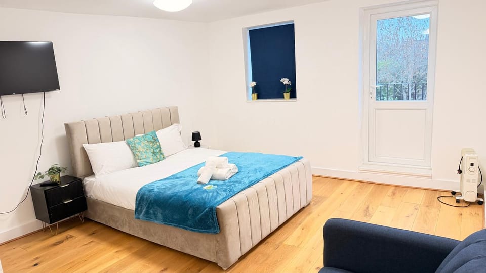 Bed, TV and multimedia, Photo of the whole room, Seating area, Bedroom, towels