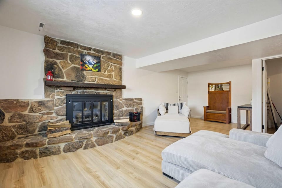 Centennial Court Near Garden of Gods w Hot Tub House in Old Colorado City