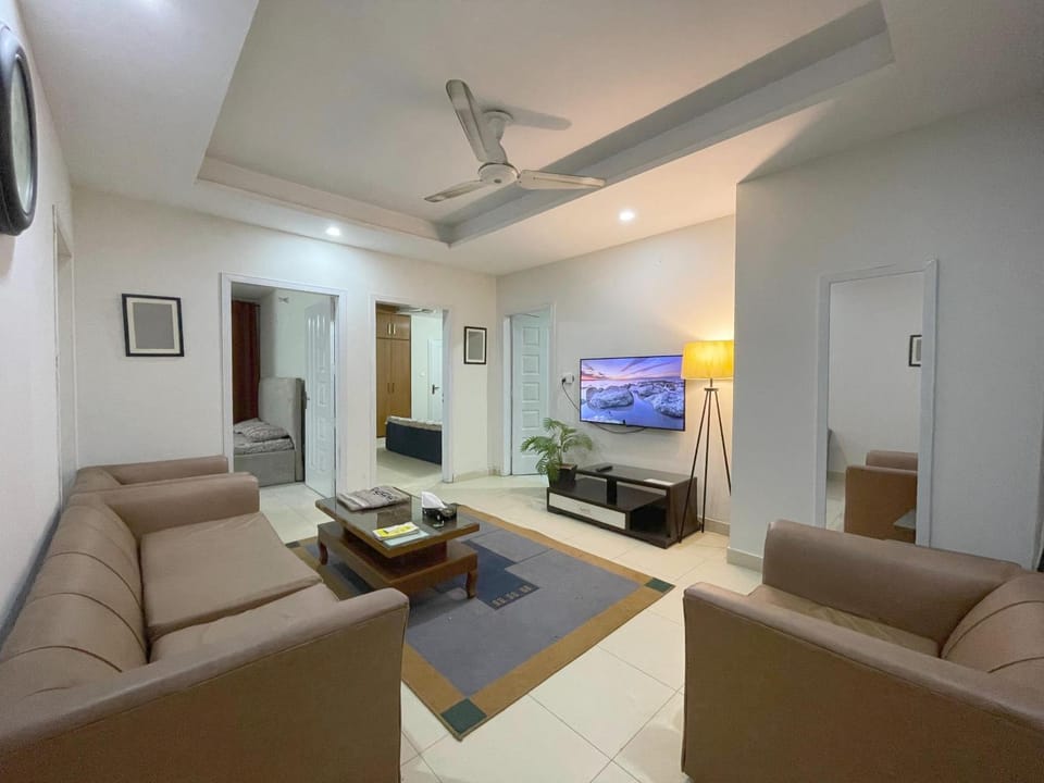 TV and multimedia, Living room, Seating area, Evening entertainment