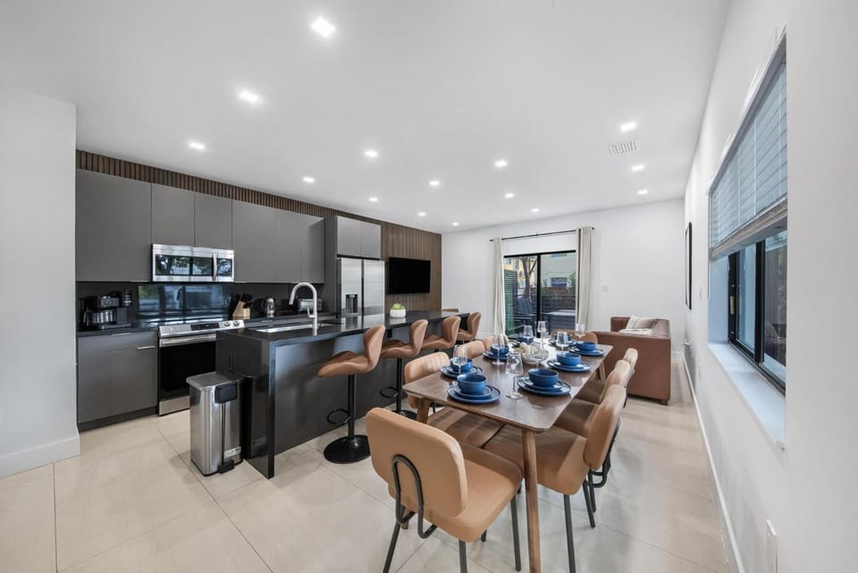 Luxury Miami Duplex - Sleeps 36 - 2 Hot Tubs House in Miami
