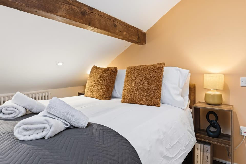 Bed, Photo of the whole room, Bedroom, towels