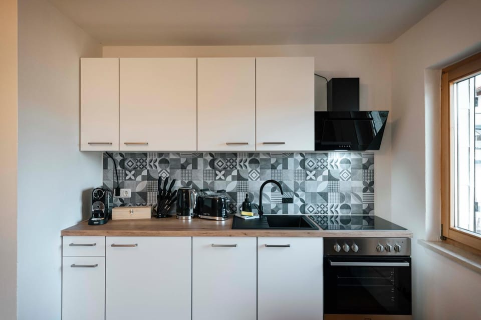 Coffee/tea facilities, Kitchen or kitchenette, dishwasher, stove, toaster, kitchen, kitchen