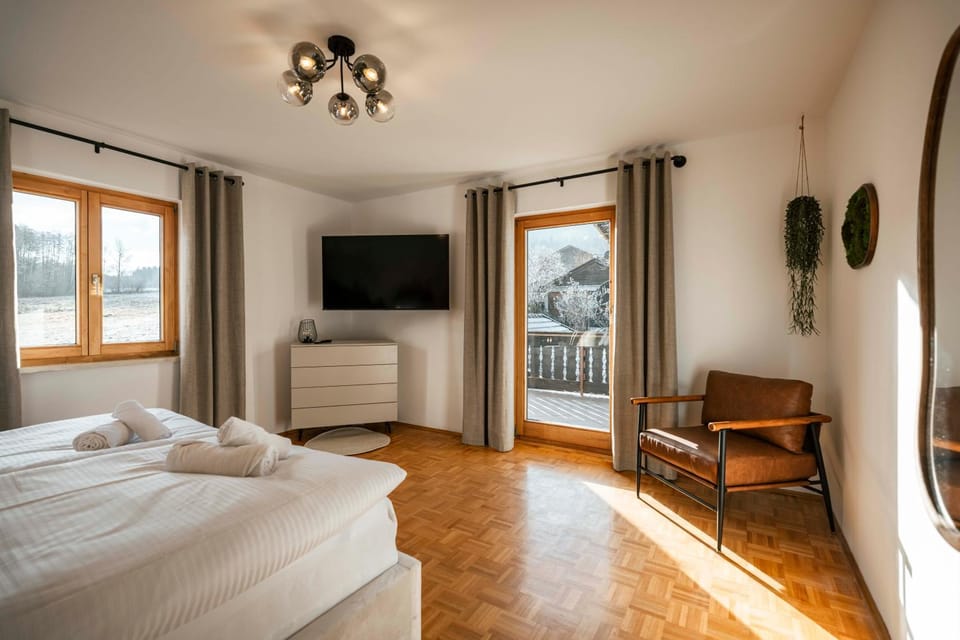 Bed, TV and multimedia, Balcony/Terrace, Balcony/Terrace, Photo of the whole room, Seating area, Bedroom