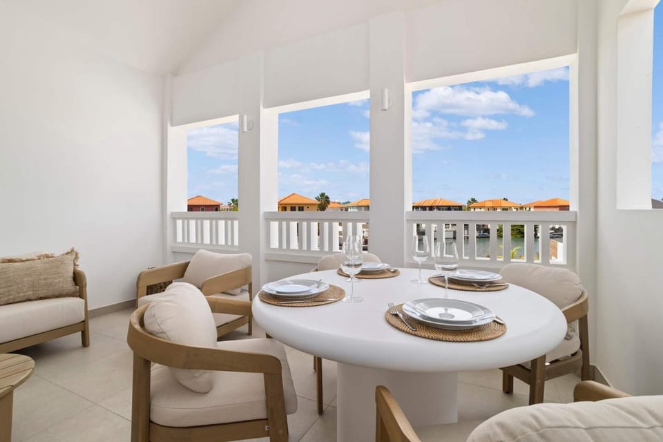 Laguna Serena Apartment with stylish decor a breezy veranda and parking right at the front door Apartment in Venezuela